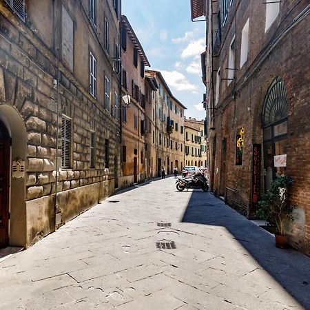 Апартаменты Charme Centro Storico Сиена Экстерьер фото